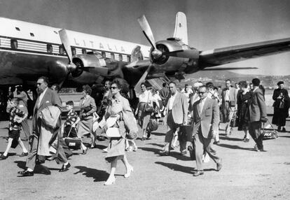 Pasajeros junto a un avión de Alitalia, en el aeropuerto de Ciampino, alrededor de 1964.