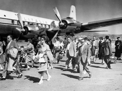 Pasajeros junto a un avión de Alitalia, en el aeropuerto de Ciampino, alrededor de 1964.