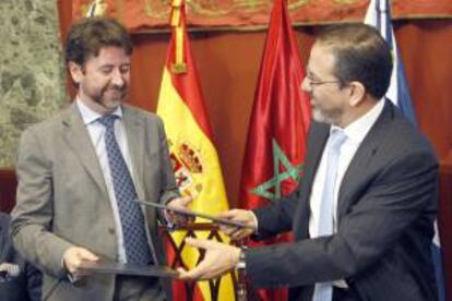 El presidente del Cabildo de Tenerife, Carlos Alonso (i), y el ministro de Turismo de marroquí, Lahcen Haddad, durante la firma hoy de un convenio entre el Cabildo y el Gobierno de Marruecos para la realización de acciones de cooperación conjunta en materia de turismo relacionadas con la promoción, formación, investigación, el fomento de las inversiones y las nuevas tecnologías.