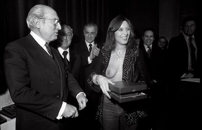 El líder del PSP, Enrique Tierno Galván, y Susana Estrada, en la entrega de los premios Populares del diario Pueblo.