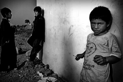 Varios niños pasan el rato durante un descanso en el exterior de las aulas de apoyo escolar de la ONG ADEVI.