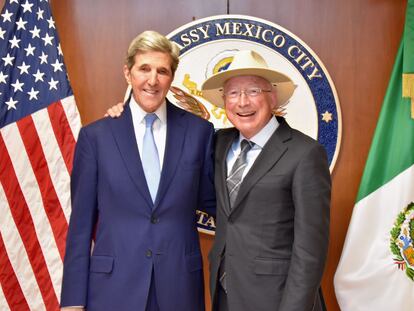 John Kerry enviado especial presidencial para el Clima y el embajador de Estados Unidos, Ken Salazar durante su visita a la Ciudad de México.