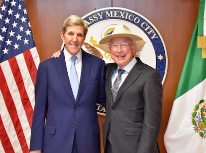 John Kerry enviado especial presidencial para el Clima y el embajador de Estados Unidos, Ken Salazar durante su visita a la Ciudad de México.