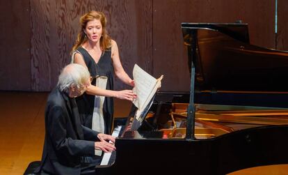 Reinbert de Leeuw y Barbara Hannigan durante su interpretacin de 'Socrate' de Eric Satie.