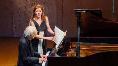 Reinbert de Leeuw y Barbara Hannigan durante su interpretación de 'Socrate' de Eric Satie.