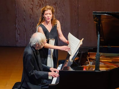 Reinbert de Leeuw y Barbara Hannigan durante su interpretación de 'Socrate' de Eric Satie.