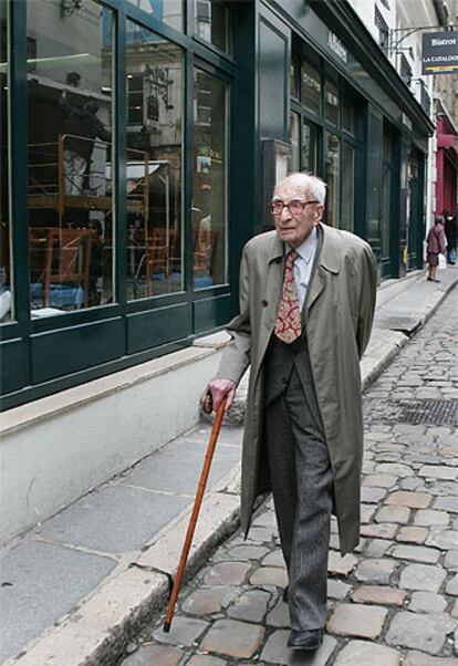 Claude Lévi-Strauss, frente a la Casa de Cataluña en París.