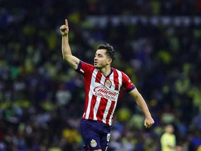 Alan Mozo celebra su gol contra el América, clave para que las Chivas se clasificara a la final de la Liga MX.