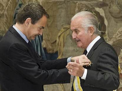 José Luis Rodríguez Zapatero impone la condecoración a Carlos Fuentes.