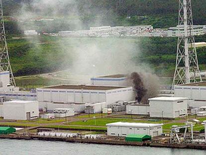 Una humareda negra sale de un transformador de la planta nuclear de Kashiwazaki el lunes tras el seísmo.