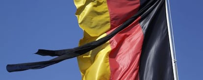 Una bandera alemana acon un crespón negro en señal de duelo.