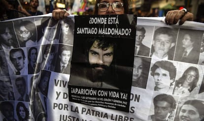 Una mujer pide por la aparici&oacute;n con vida de Santiago Maldonado durante una manifestaci&oacute;n a Plaza de Mayo, el 1 de septiembre pasado. 