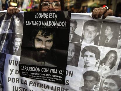 Una mujer pide por la aparici&oacute;n con vida de Santiago Maldonado durante una manifestaci&oacute;n a Plaza de Mayo, el 1 de septiembre pasado. 