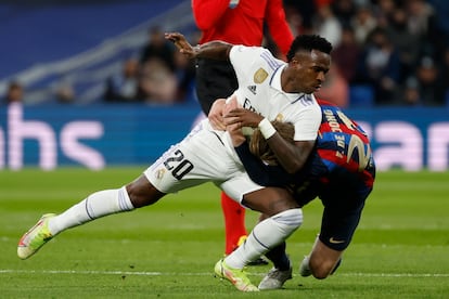 El delantero del Real Madrid Vinicius Junior disputa el balón con Frenkie De Jong
