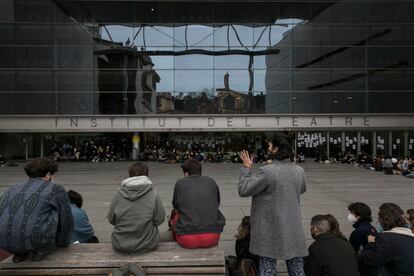 Un momento de una asamblea de los estudiantes del Institut del Teatre de Barcelona en 2021 sobre los presuntos abusos sexuales / Massimiliano Minocri