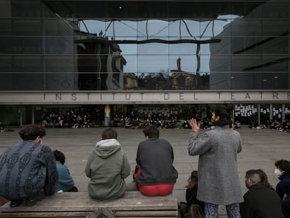 Un momento de una asamblea de los estudiantes del Institut del Teatre de Barcelona en 2021 sobre los presuntos abusos sexuales / Massimiliano Minocri