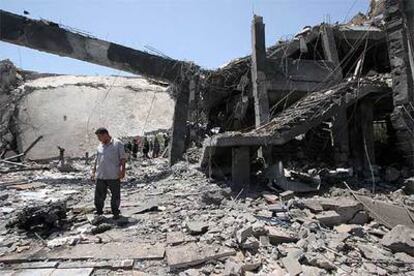 Un egipcio, entre las ruinas de lo que fue un hotel de cuatro estrellas, Ghazala Gardens, en el barrio de Naama Bay.