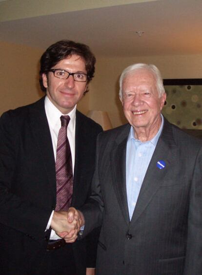 Juan Moscoso saluda a Jimmy Carter, durante un encuentro en Denver