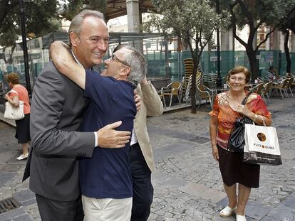 El hasta ahora alcalde de Castellón, Alberto Fabra, que asumirá la presidencia del Consell la próxima semana, abrazado por un vecino.