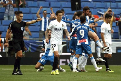 Jogadores do Espanyol comemoram gol confirmado pelo VAR contra o Valencia, pela La Liga.