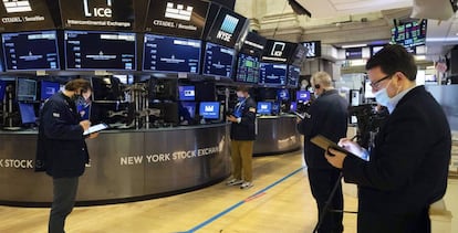 Operadores en el parqué de Wall Street en Nueva York, el pasado diciembre.