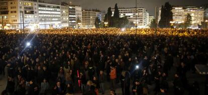 Detalle de la plaza Syntagma de Atenas la noche del jueves, durante la manifestación en contra del ultimátum del BCE.