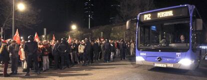 Efectivos de la Polic&iacute;a Nacional y piquetes en la entrada de las cocheras de la EMT