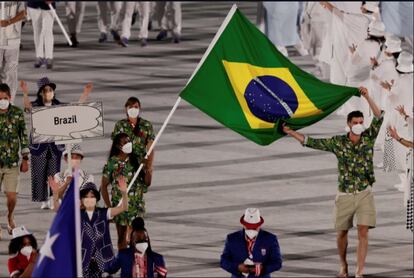 A delegação brasileira foi a 151ª a entrar no estádio olímpico de Tóquio durante a cerimônia de abertura. Os porta-bandeiras foram Bruno Resende, do vôlei masculino, e Ketleyn Quadros, do judô, que entraram ao lado de dois representantes do COB.