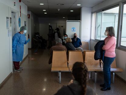 Una trabajadora del CAP Clot de Barcelona avisa a los pacientes con patologías respiratorias, el pasado mes de febrero.