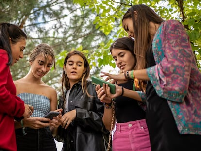 DVD 1075 (11-10-21)
Un grupo de chicas jovenes charlando sobre lo que representa para ellas instagram en un parque de Las Rozas, Madrid.
Foto: Olmo Calvo
