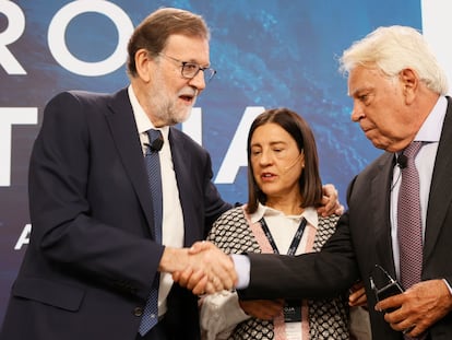 Los expresidentes, Mariano Rajoy (a la izquierda) y Felipe González, en su charla del Foro de La Toja (Pontevedra) moderada por la periodista Anabel Díez, este viernes.
