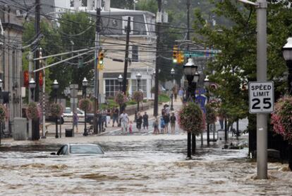 Un coche cubierto por las aguas en Hightstown (Estado de Nueva Jersey), tras desbordarse un lago cercano por la lluvia