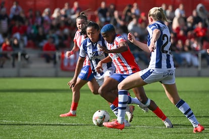 La delantera del Atlético Rasheedat Ajibade trata de regatear a dos jugadoras de la Real el 19 de octubre en el Centro Deportivo Alcalá de Henares.