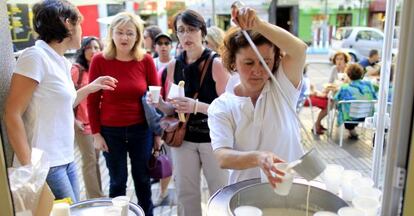 Un grupo de viandantes prueba la horchata de la calle Alcalá.