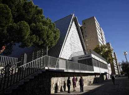 Parroquia de Nuestra Señora del Tránsito, en el PAU de Canillas.