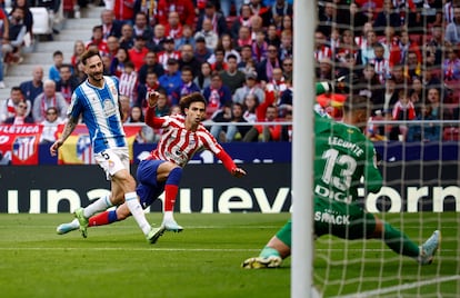 Joao Felix marca el gol del empate entre el Atlético y el Espanyol este domingo en el Metropolitano.