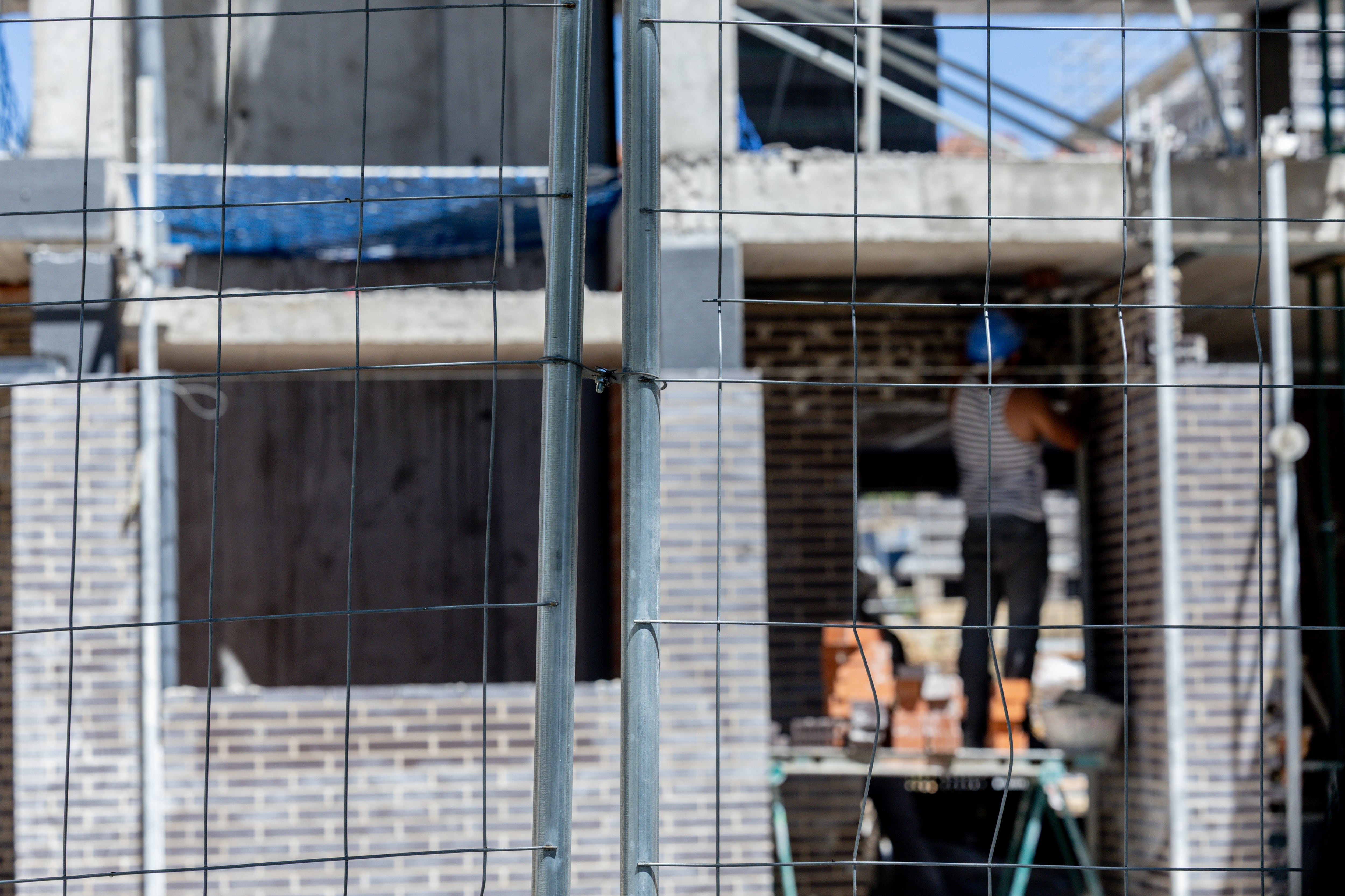 Un obrero trabaja en la construcción de una vivienda nueva, a 29 de julio de 2025, en Madrid.