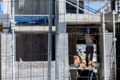 Un obrero trabaja en la construcción de una vivienda nueva el 29 de julio de 2025, en Madrid (España). Ricardo Rubio / Europa Press
