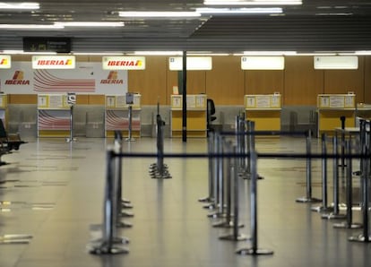 Mostradores de facturación vacíos en el aeropuerto de Foronda.