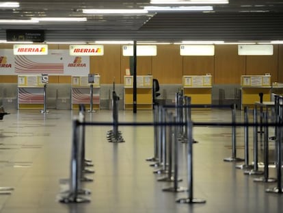 Mostradores de facturación vacíos en el aeropuerto de Foronda.
