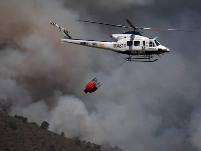 Un helicóptero sobrevuela parte del incendio de Sierra Bermeja en Benahavís (Málaga), este jueves.