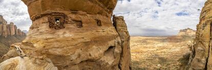 En la región etíope de Tigray está el mayor patrimonio cultural y espiritual del país: unas 150 iglesias cristianas construidas entre los siglos X y XV, en medio de una región que es básicamente musulmana desde hace más de mil años. Todas ellas están excavadas en la roca, a más de 2.000 metros de altitud. Tal vez la más sorprendente de todas es Abuna Yemata Guh, situada en un acantilado de vértigo (en la foto). Para llegar hasta ella hay que trepar por una pared de seis metros de altura sin cuerdas y cruzar una estrecha pasarela con una caída de 200 metros. Los guías locales merecen una generosa propina. Por suerte hay otras muchas iglesias de acceso mucho más sencillo e incluso a ras de suelo, como la iglesia de Abreha We Atsbeha, a pocos kilómetros del pueblo de Wukro. Tigray es el contrapunto a los célebres y mucho más turísticos templos rupestres de Lalibela, pero está en una zona en conflicto, en el norte del país, por lo que será mejor apuntarlo en la agenda de viajes futuros, porque la belleza y el valor de este patrimonio único lo merecen.