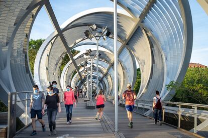 Ciudadanos cruzando uno de los puentes del Madrid Río el miércoles 6 de mayo de 2020.