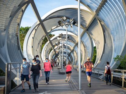 Ciudadanos cruzando uno de los puentes del Madrid Río el miércoles 6 de mayo de 2020.