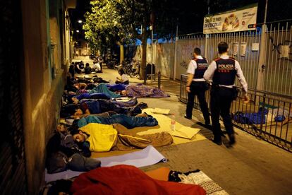 Polícia catalã faz ronda nesta madrugada em um colégio de Barcelona.