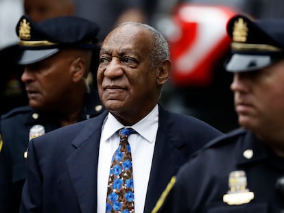 Bill Cosby en las proximidades del tribunal de Pensilvania que le sentenció en 2018.
