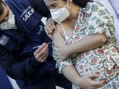 Una mujer embarazada recibe la vacuna de Pfizer en Río de Janeiro, Brasil, el 4 de mayo de 2021.