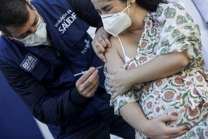 Una mujer embarazada recibe la vacuna de Pfizer en Río de Janeiro, Brasil, el 4 de mayo de 2021.