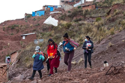 Las banderas blancas se han convertido en una llamada de socorro en Perú: quienes las colocan en sus ventanas están lanzando el mensaje de que no tienen qué llevarse a la boca.