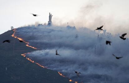 El fuego, el viernes en el monte Naranco, al lado de la ciudad de Oviedo.